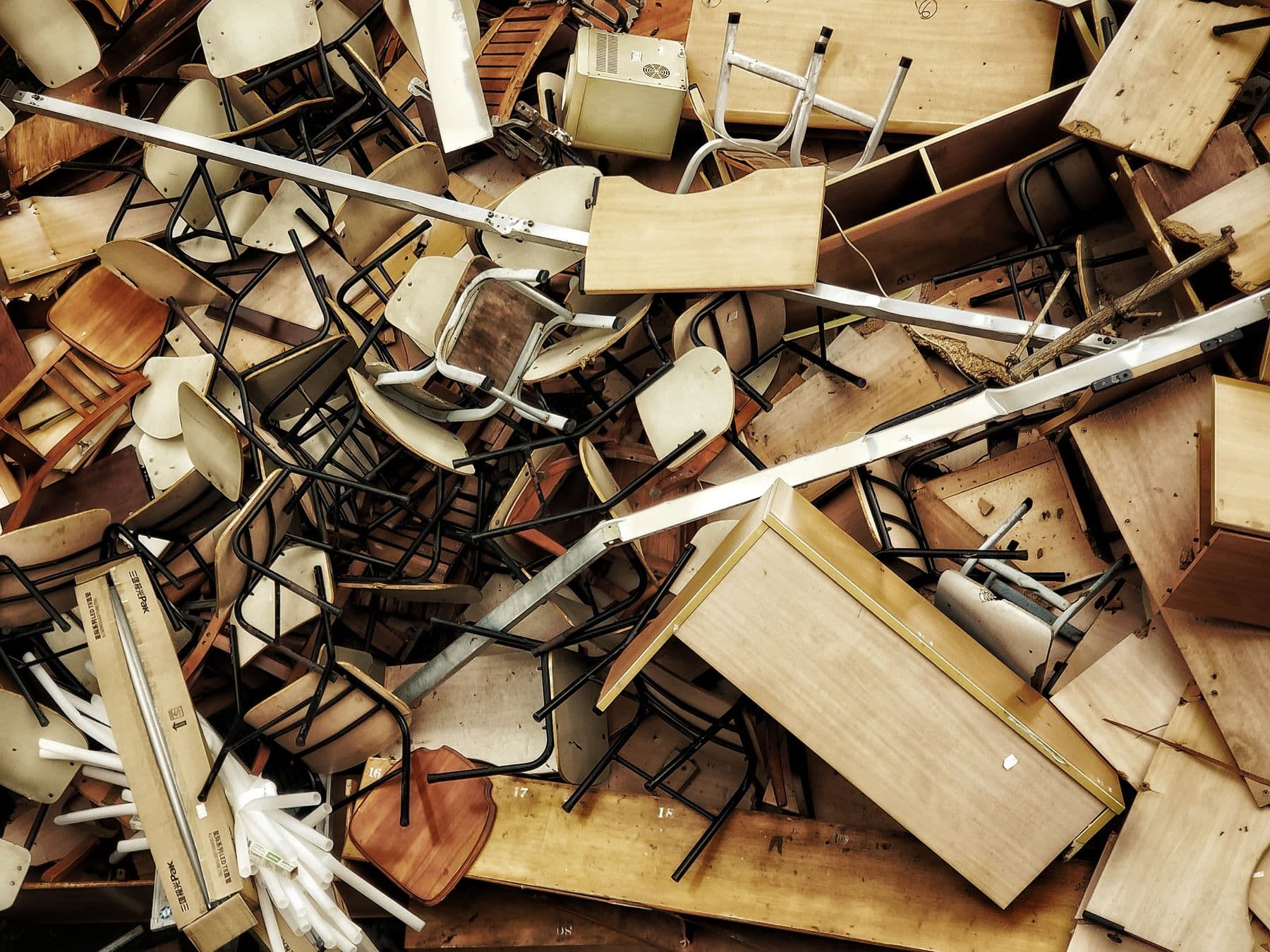 Grămadă de mobilier voluminos aruncat — scaune, birouri și dulapuri