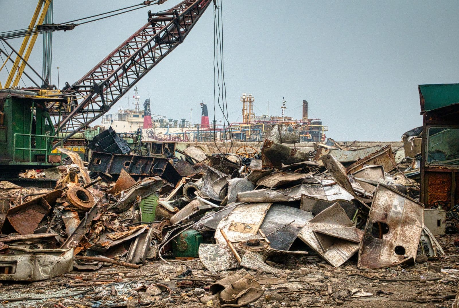 Grămadă de deșeuri metalice reciclabile