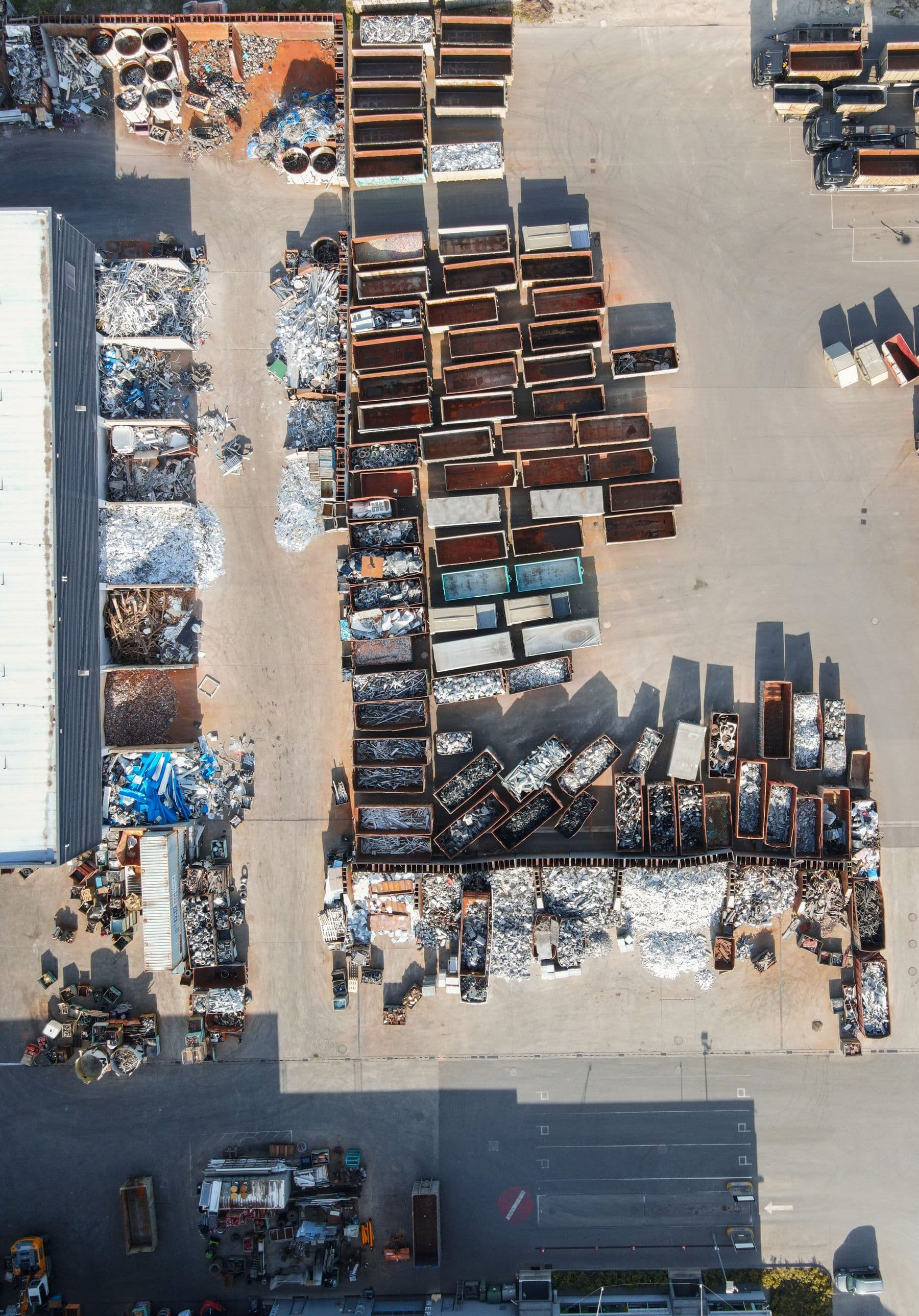 Vedere de sus peste o hală de reciclare, cu zeci de containere pline cu materiale sortate